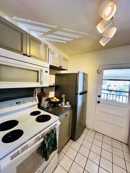 Building Photo - 2 N Fernwood Ave