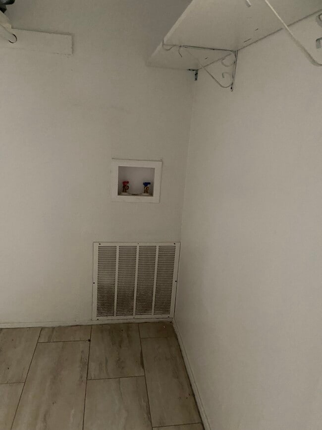 Building Photo - 1305 State St