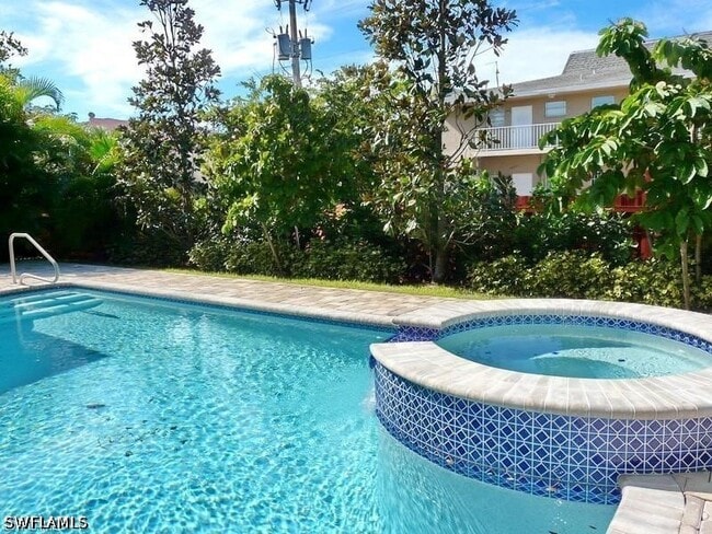 Building Photo - 264 Castaways St