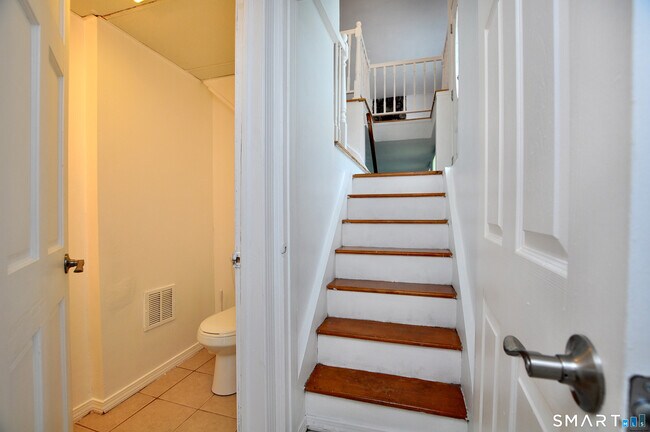 Building Photo - 13 Pleasant View Ave