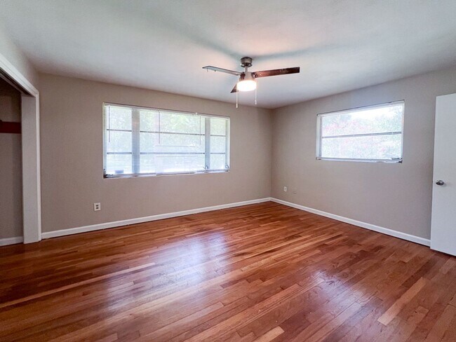 Building Photo - Centrally Located 3BR/2BA House - Availabl...