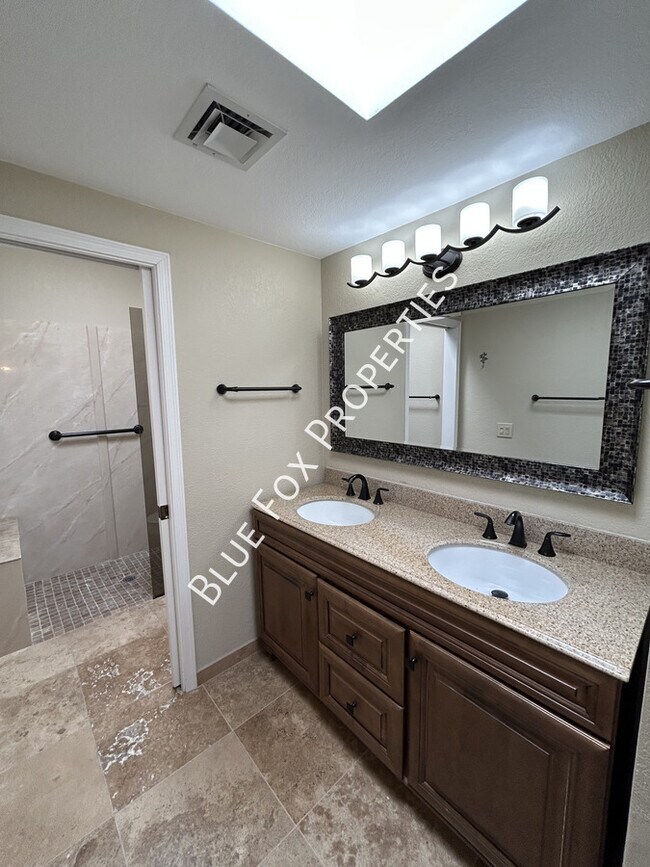 Building Photo - 6601 E Vía Cedri