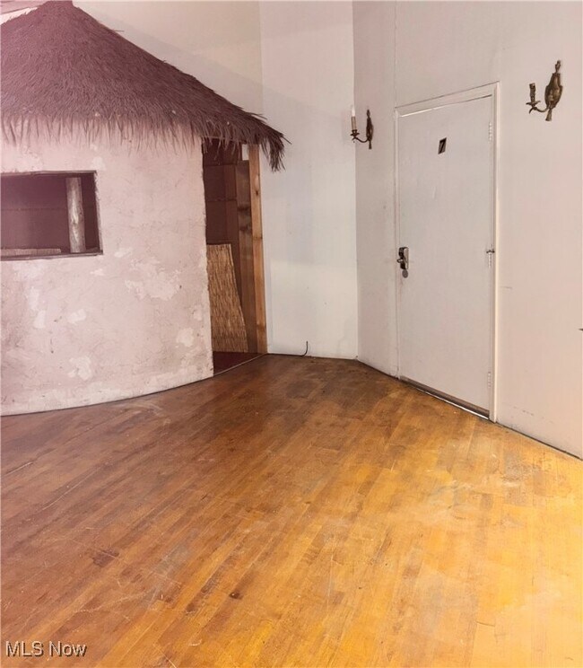 Building Photo - 1066 E 62nd St