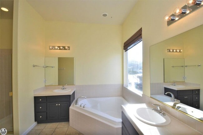 Building Photo - Gorgeous Views from the Morning Star Subdi...