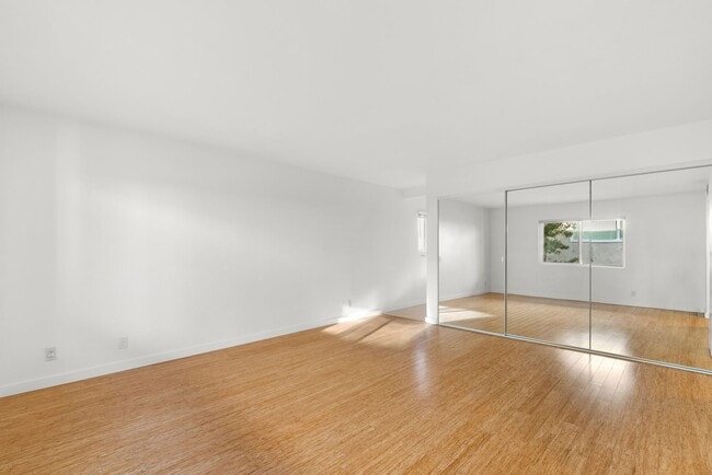 Building Photo - Gorgeous 3+3 Private Single Family Townhou...