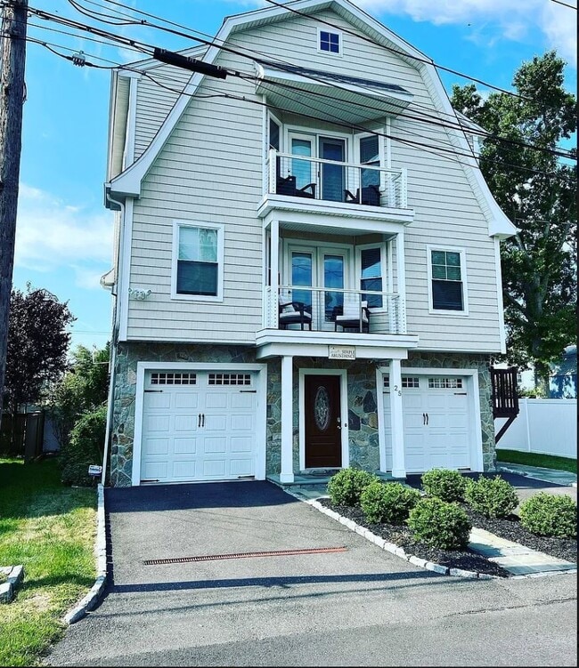 Building Photo - 25 Penfield Pl