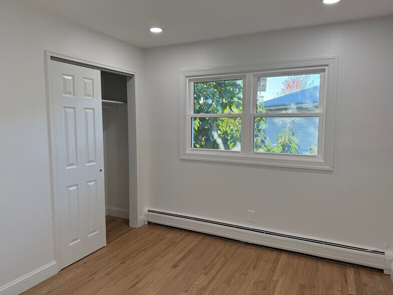 Building Photo - 6 Oak Ln