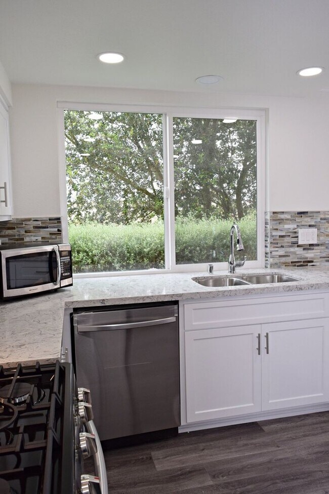 Building Photo - Flexible Lease Terms! Stunning 4BR/2.5BA Two-Story Renovated Townhome in UTC!