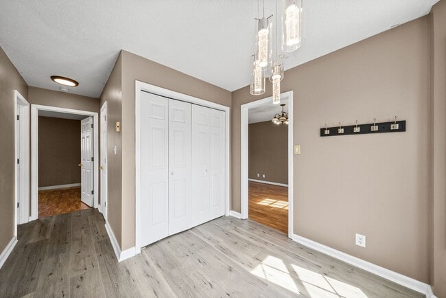 Building Photo - LARGE FENCED IN YARD!!!