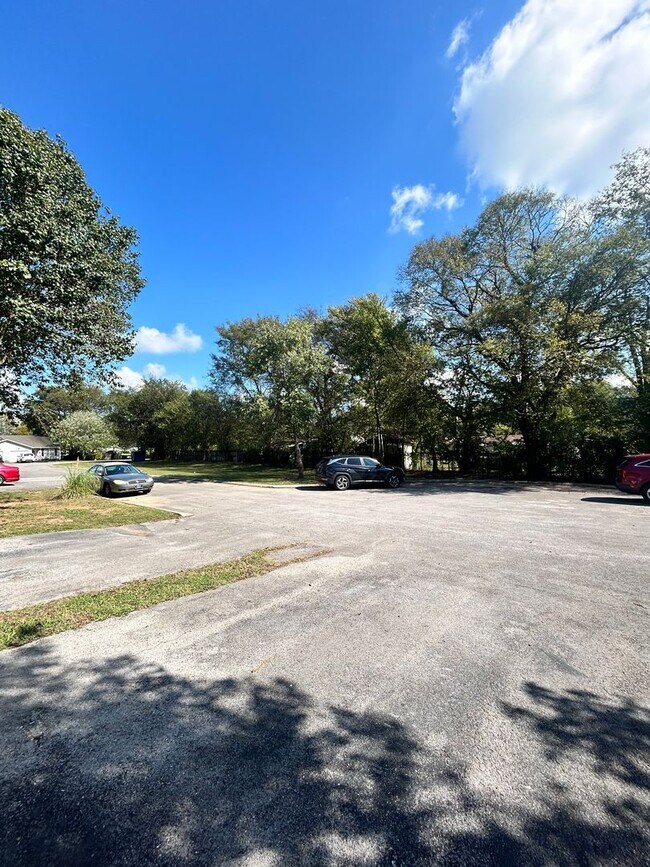 Building Photo - Charming  2 Bed, 1 Bath, 1 Car Garage, Cov...