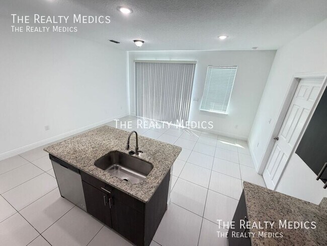 Building Photo - 2481 San Filippo Dr SE