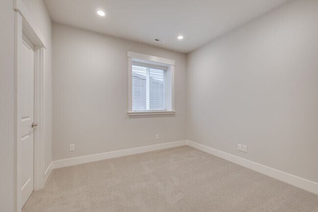 Building Photo - Beautiful 4 bedroom home in Canterbury Par...