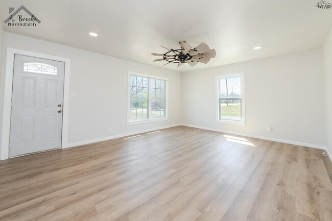 Building Photo - 415 N Oak St