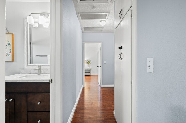 Building Photo - 1250 Stratford Ln