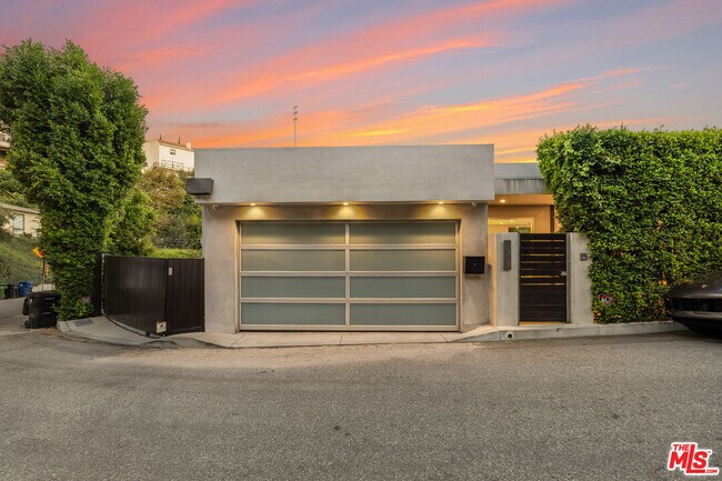 Building Photo - 1717 Sunset Plaza Dr