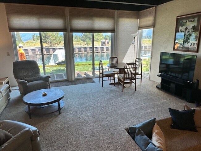 Building Photo - Condo with beautiful channel views and boa...