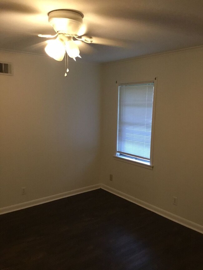 Building Photo - *3/2*SOUTHERN HILLS/SOUTHWOOD*FRESH PAINT*