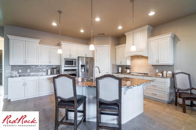 Building Photo - Stunning 3 Bedroom Fully Furnished Home. C...