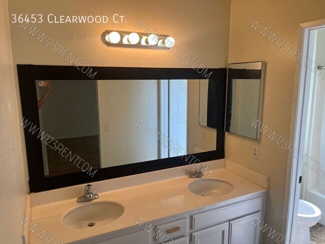 Building Photo - 36453 Clearwood Ct