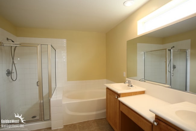 Building Photo - Gorgeous 4Bdm 2.5Ba Two Story Home in Desi...