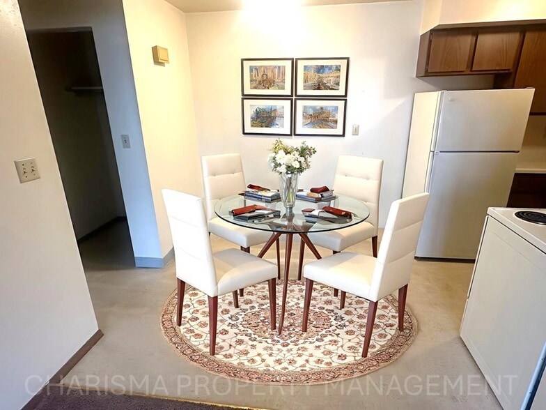 Building Photo - 513 N Main Ave