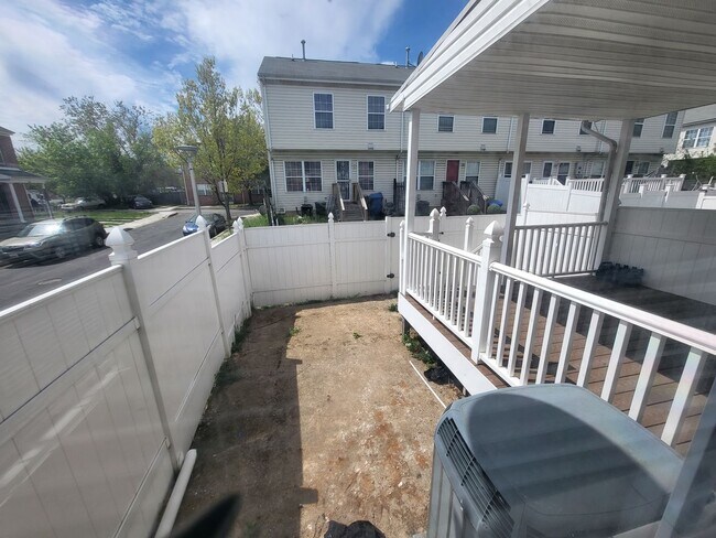 Building Photo - Beautiful modern 3bed/2.5ba townhouse!