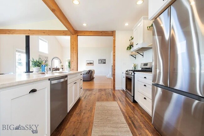 Building Photo - Incredible 5Bed, 2.5Bath home on 4 Acres with an ADU in Manhattan School District. Livestock allo...