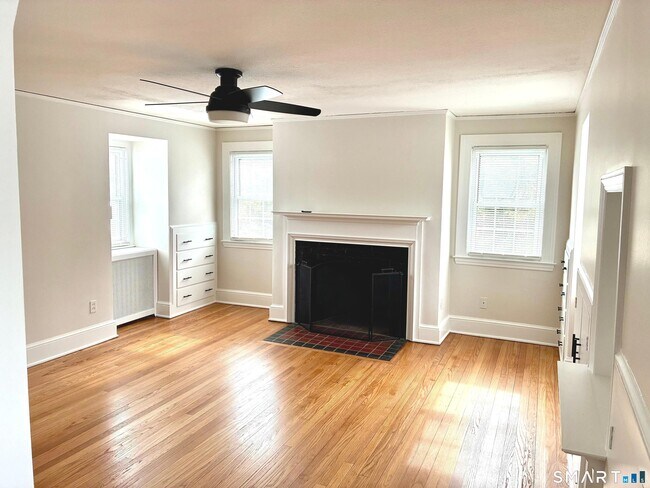 Building Photo - 302 Quaker Ln N