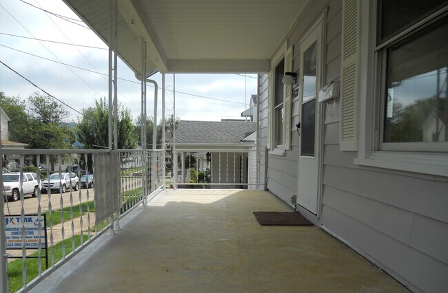 Building Photo - 422 W 45th St