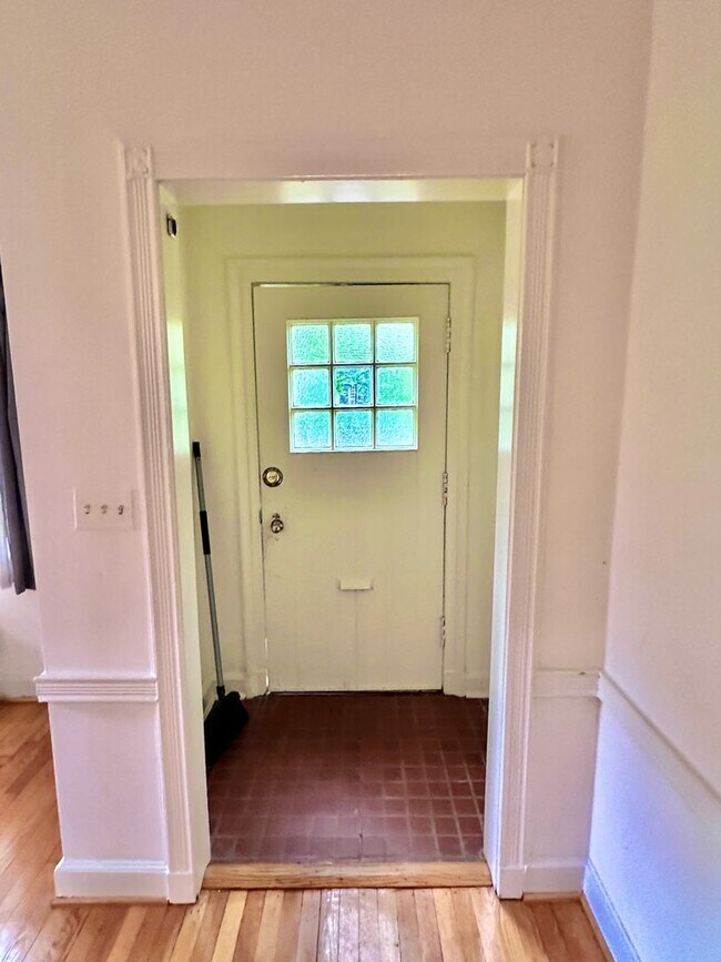 Building Photo - Spacious 6 bedroom 3.5 bath Tudor Townhouse w/Deck close to Georgetown University & Hospital