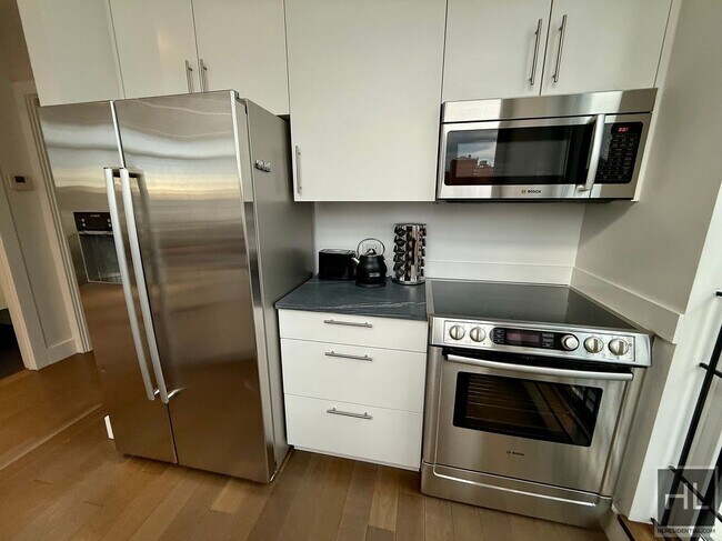 Building Photo - Penthouse 1 bed/1 bath w/ 2 roof decks