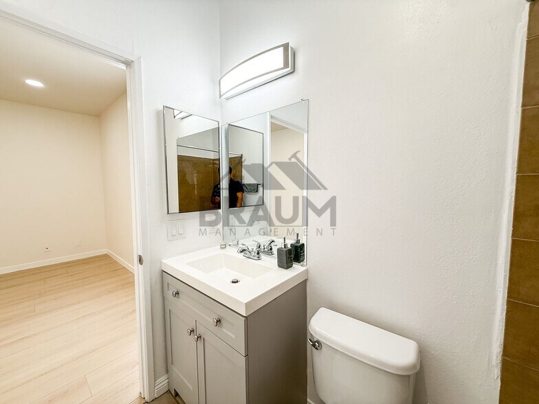 Building Photo - 11459 Collins St