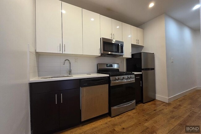 Building Photo - 17 W 125th St
