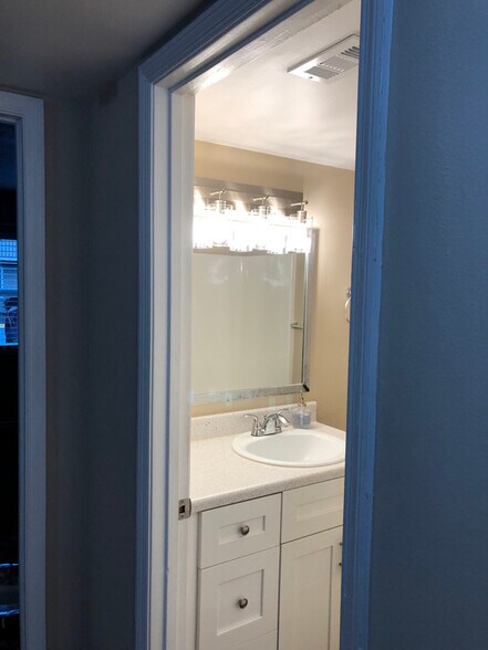 Building Photo - 1076 Ellen Ct