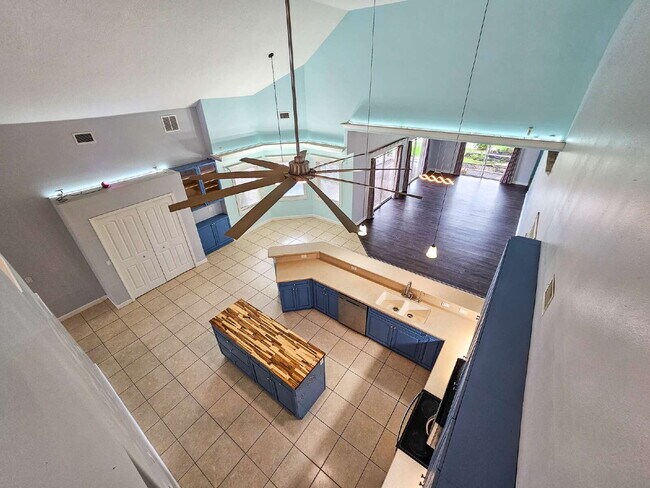 Building Photo - Waterfront Pool Home in Desirable Sunset Lakes