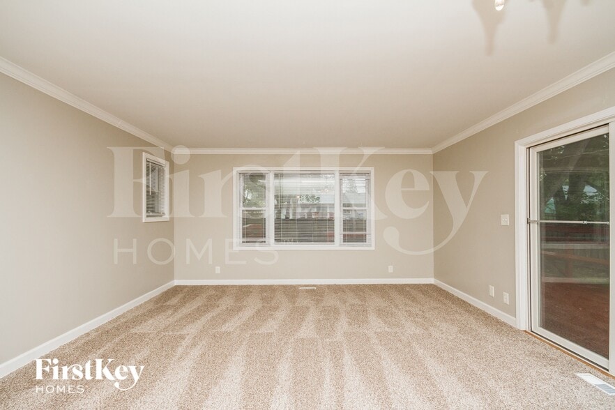 Building Photo - 439 W Margaret Terrace