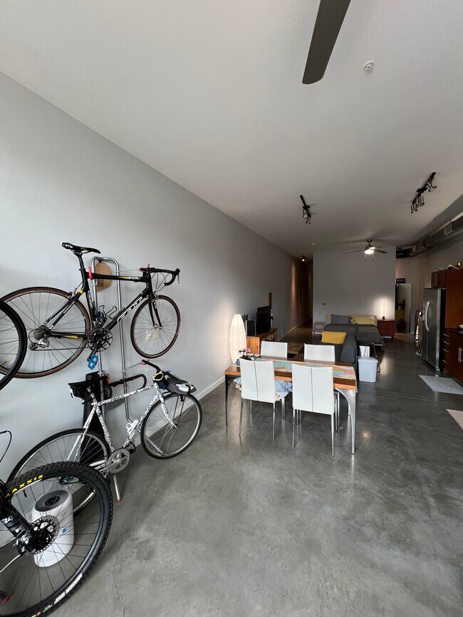 Building Photo - 2124 E 6th St