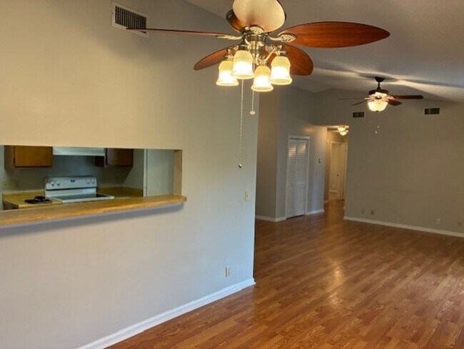 Building Photo - 114 N Woodvalley Dr