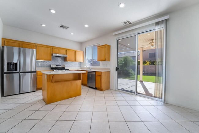 Building Photo - 3 bedroom, 2.5 bathroom, Summerlin Home, L...