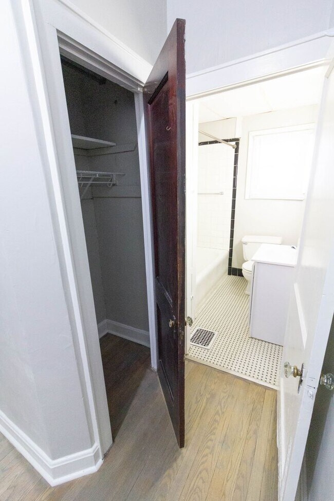 Building Photo - Very Large 1 Bed / 1 Bath