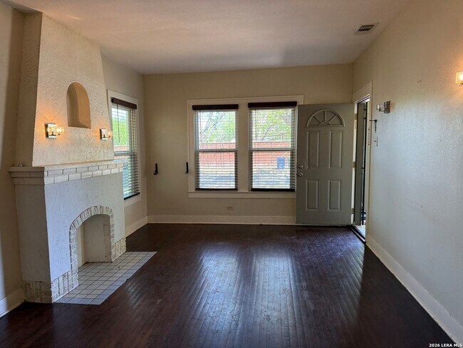 Building Photo - 630 W Gramercy Pl