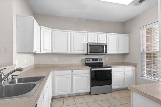 Building Photo - 3BR Townhome Carolina Forest – GREAT PRICE - Community Pool/Lake View