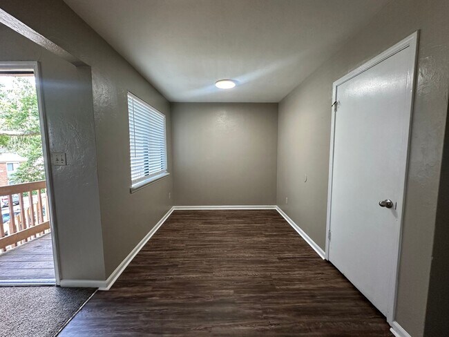 Building Photo - Upstairs unit on the golf course available NOW!!!
