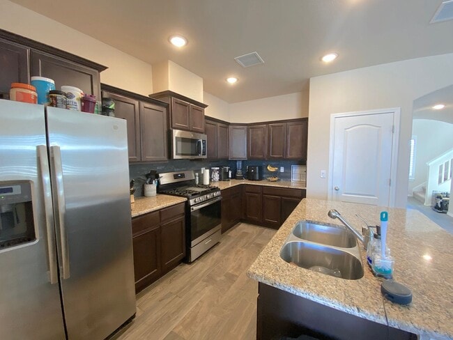 Building Photo - Gorgeous 4bed/3.5bath with 2 Master Bedrooms!