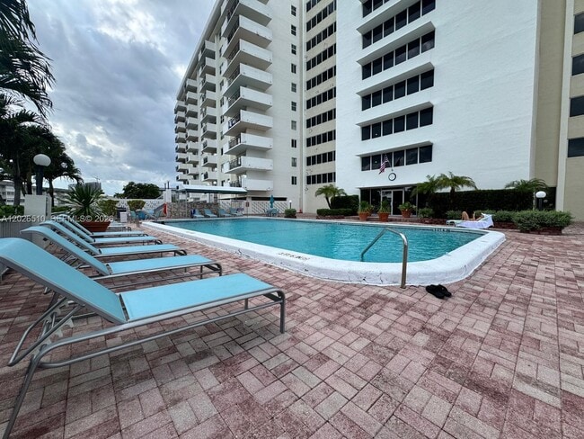 Building Photo - 401 Golden Isles Dr