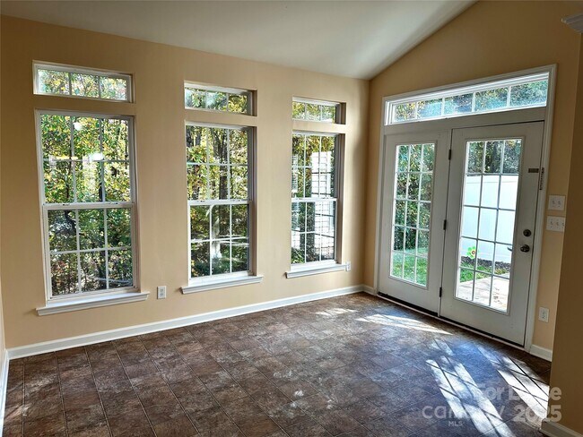 Building Photo - 7946 Mariners Pointe Cir