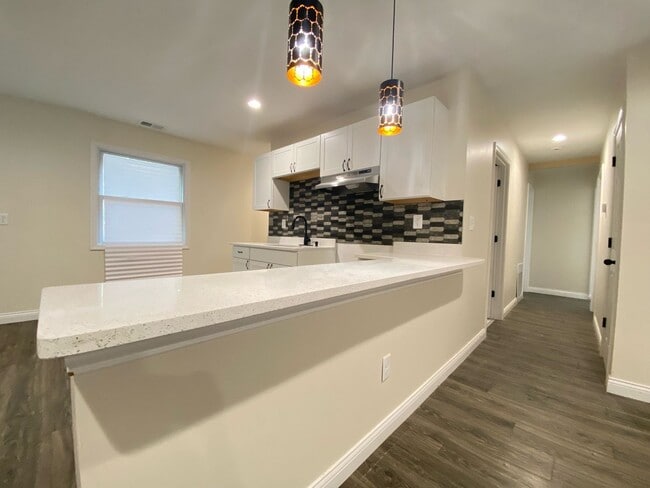 Building Photo - Newly Renovated 3 Bedroom Home With Centra...