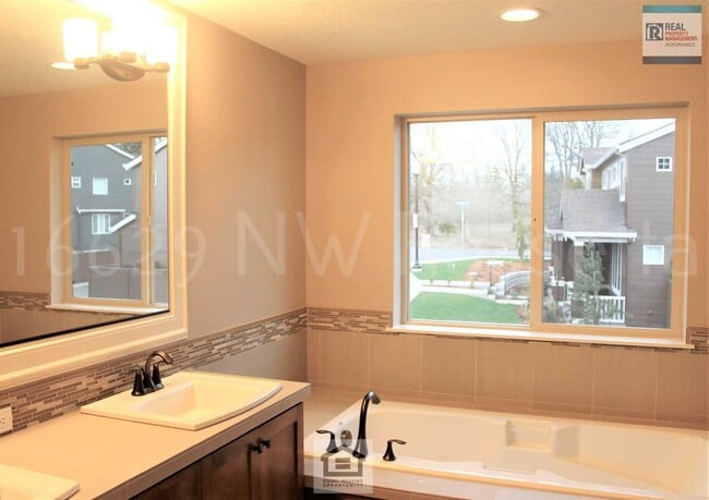 Building Photo - Beautiful 3 BR/2.5 BA Home in Desirable Bethany Neighborhood