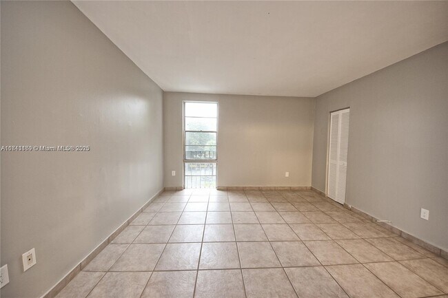 Building Photo - 6886 N Kendall Dr