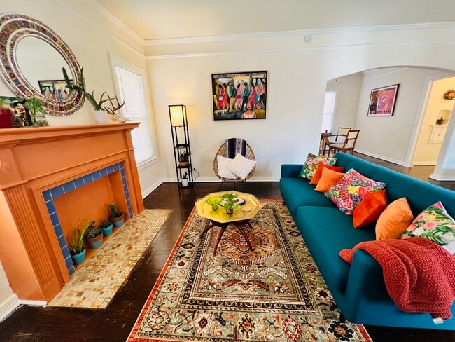 Living space - 417 Club Dr
